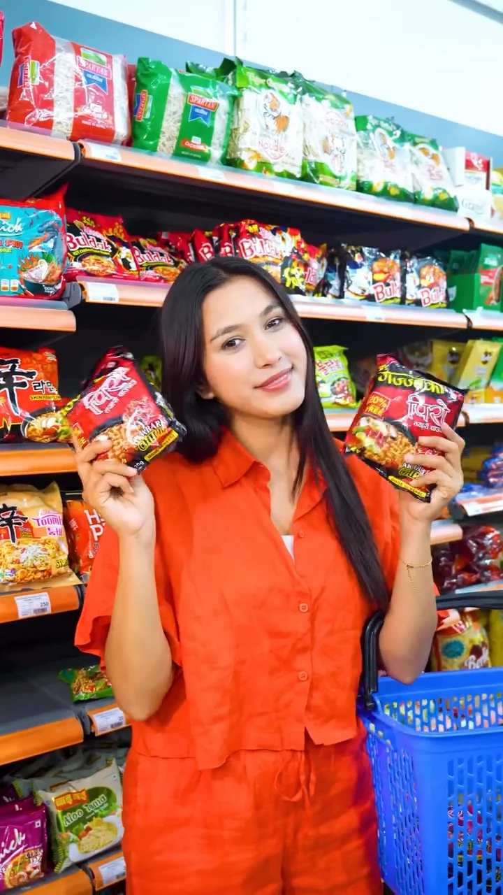 Roshani showing two packet of Gazzab Ko Piro Noodles