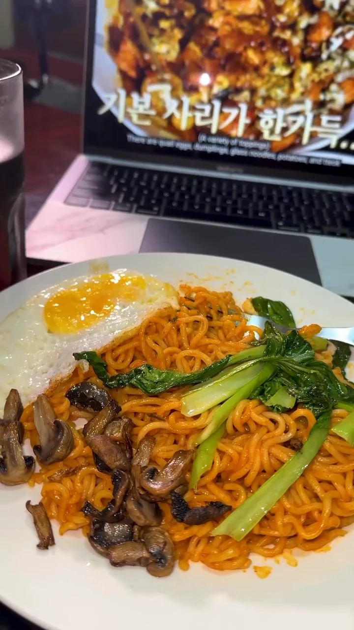 showig Gazzab Ko Piro Noodles